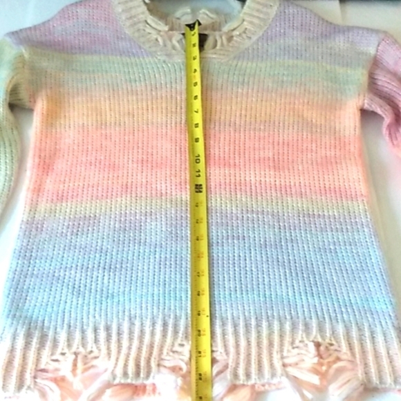 SABRINA LAUREN NEW YORK FRAYED EDGE V-NECK SWEATER SIZE MEDIUM NWT - Picture 8 of 9